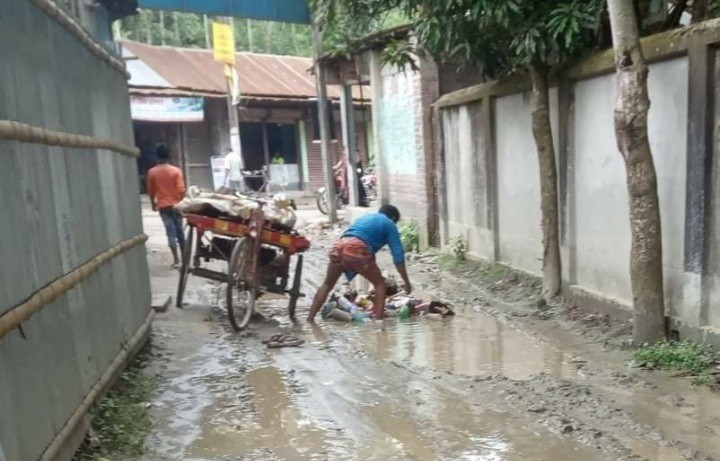 চিলমারীতে রাস্তার কাজ বন্ধ থাকায় দুর্ভোগ চরমে