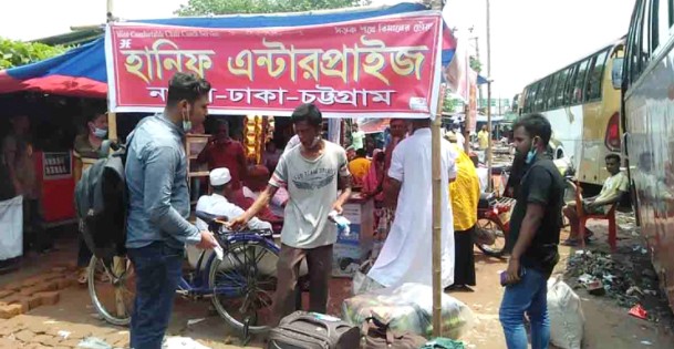 নওগাঁয় লকডাউনেও ছাড়ছে দূরপাল্লার বাস, শহরের বাইরে কাউন্টার