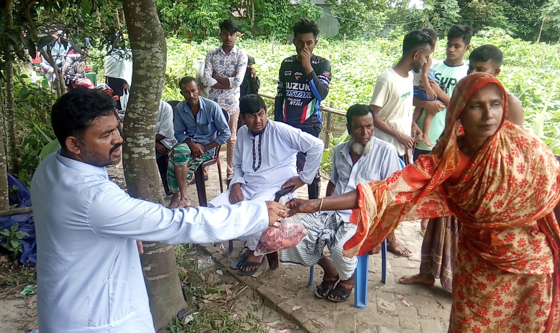 চেয়ারম্যান জাহিদ সরকারের সম্মানি ভাতার পুরো টাকাই ব্যয় করছেন গরিব দুঃখীদের মাঝে