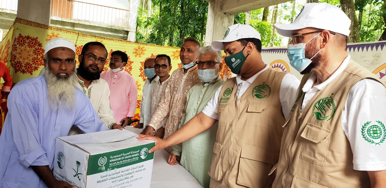 বন্যায় ক্ষতিগ্রস্থ দরিদ্র অসহায় পরিবারের হাতে পৌঁছালো সৌদির ত্রাণ সামগ্রী