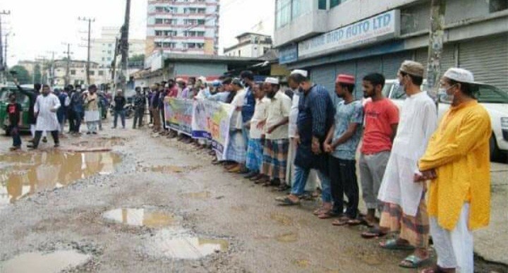 সিলেটে আম্বরখানা-শাহী ঈদগাহ সড়ক সংস্কারের দাবিতে মানববন্ধন