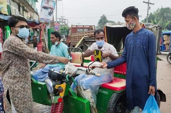 শিবপুরে অসহাদের মাঝে হিউম্যান রাইটস রিভিউ সোসাইটি’র রান্না করা খাবার বিতরণ