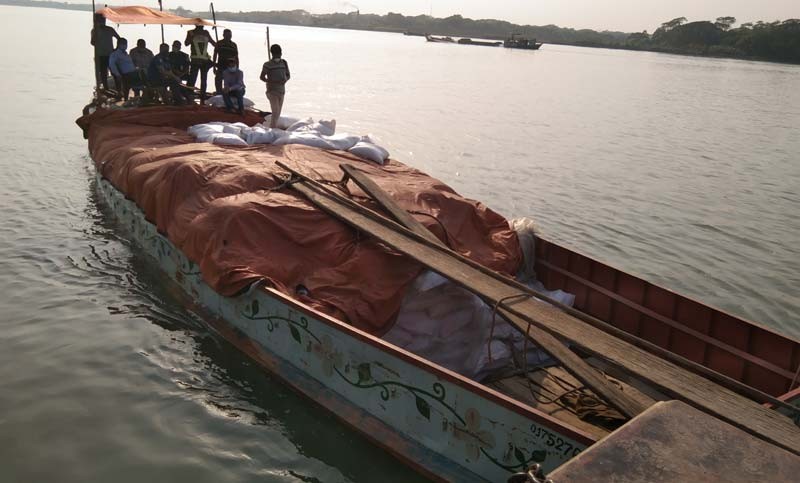 বরিশালে ১ হাজার বস্তা  সরকারি চালসহ ট্রলার জব্দ করেছে পুলিশ