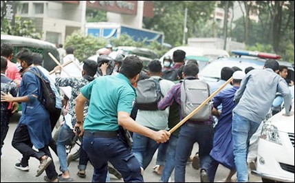 ই-অরেঞ্জ গ্রাহকদের মানবন্দনে পুলিশের লাঠিচার্জ