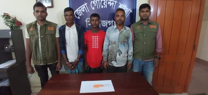 সিরাজগঞ্জে ১০০ পিচ ইয়াবা ট্যাবলেট’সহ ০৩ মাদক ব্যবসায়ী আটক