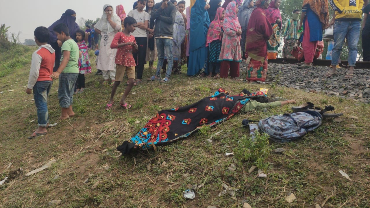 ঘোড়াশাল রেল স্টেশনে ট্রেনে কাটা   পরে এক  কলেজ ছাত্রীর মৃত্যু