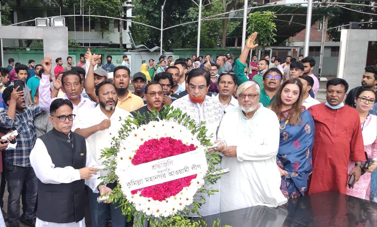 বঙ্গবন্ধুর প্রতিকৃতিতে এমপি বাহার ও নব নির্বাচিত মেয়রের শ্রদ্ধা