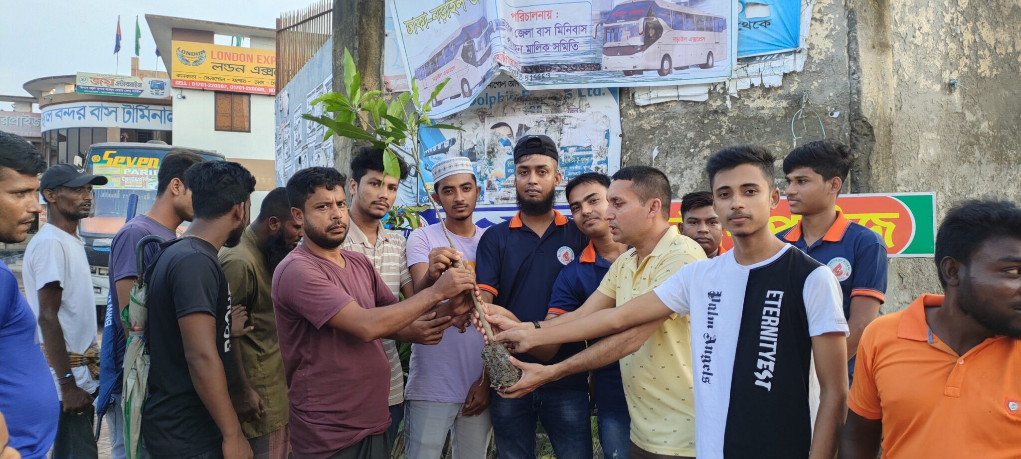 যশোরিয়ান ব্লাড-ফাউন্ডেশনের পক্ষ থেকে বৃক্ষ বিতরণ