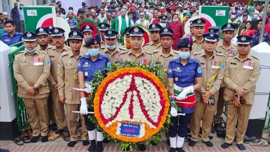 নরসিংদীতে মহান স্বাধীনতা দিবসে পুষ্পস্তবক অর্পণ ও কুঁচকাওয়াজ অনুষ্ঠিত