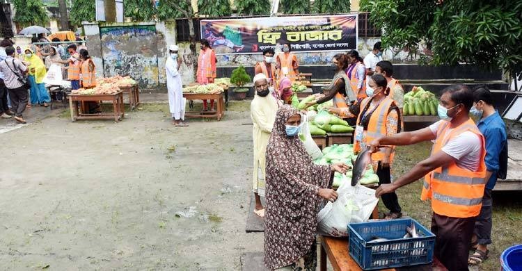 যশোরে বিনামূল্যে নিত্যপণ্য বিতরণ বাজার আয়োজন উদীচীর