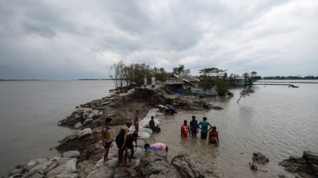 ঘূর্ণিঝড় ‘ইয়াস’-এ জলোচ্ছাসে প্লাবিত হয়ে পানিবন্দী বরিশালের উপকূলীয় জনগণ