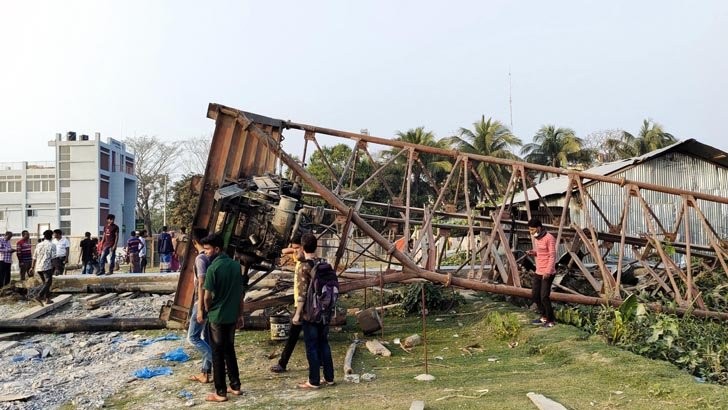 মডেল মসজিদের পাইলিংয়ের স্তম্ভ পড়ে নিহত ১