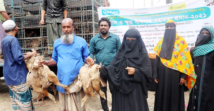 ১২৩ হতদরিদ্র পরিবার পেল ১২৩০ খাঁকি ক্যাম্বেল হাঁস