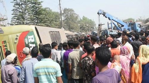 দাঁড়িয়ে থাকা সিএনজি-অটোরিকশার ওপর উঠিয়ে দিল বাস, নিহত ২