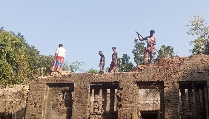 তিনশ’ বছরের পুরনো জমিদার বাড়ি ভেঙ্গে ফেলা হচ্ছে