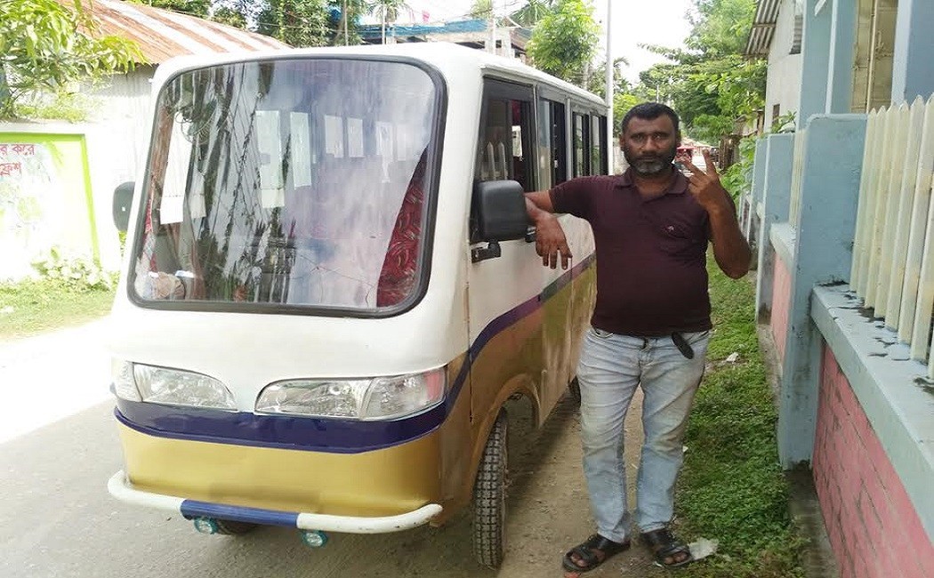 মাত্র ৩ লাখ টাকায় মিনিবাস বানিয়ে তাক লাগালেন কুড়িগ্রামের নয়ন