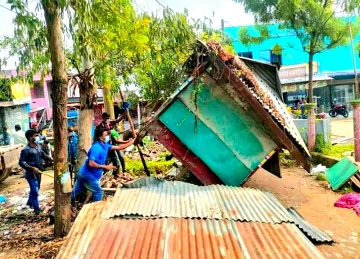 মাধবপুরে মহাসড়কে অবৈধ স্থাপনা উচ্ছেদ