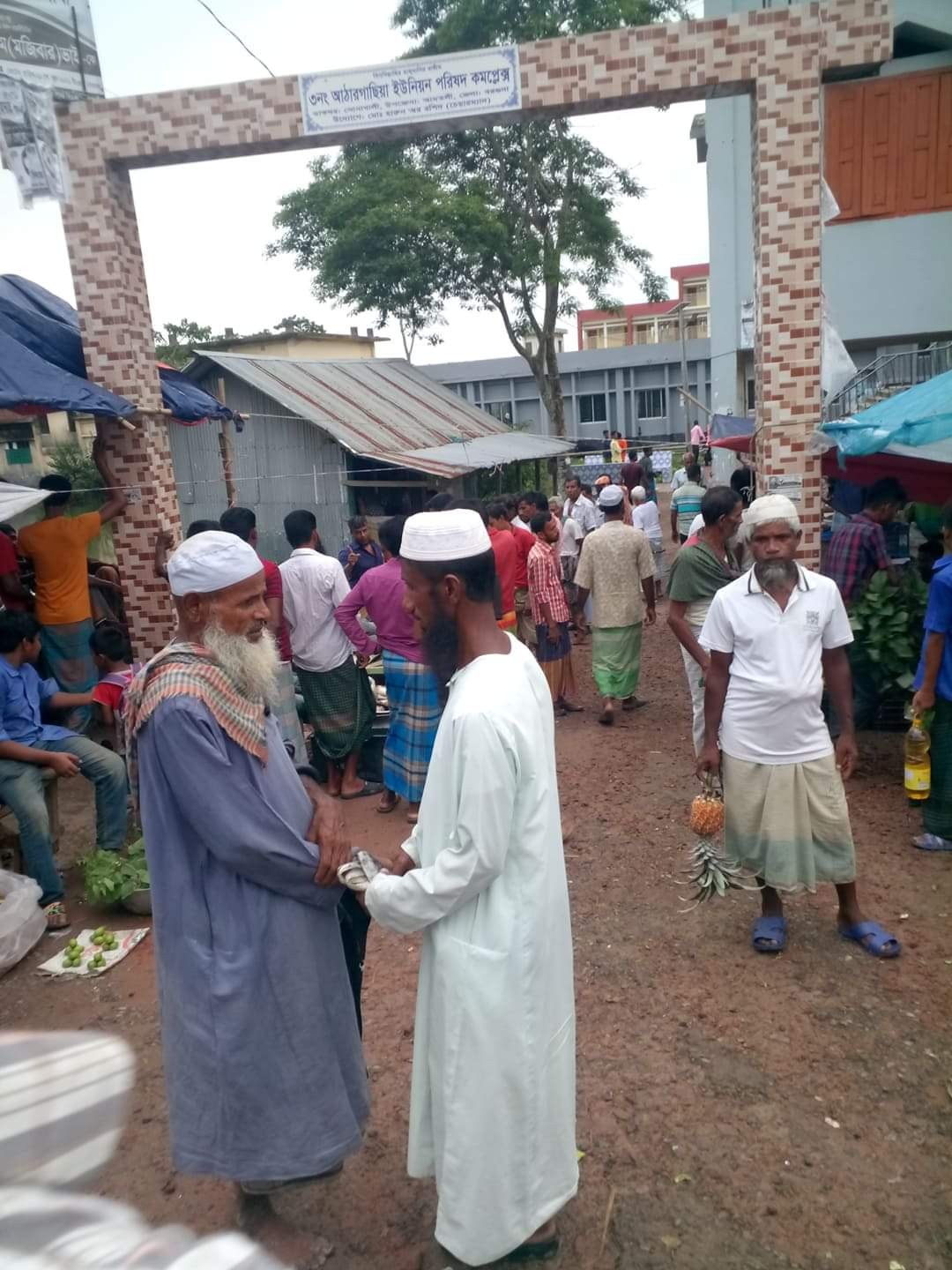 গ্রামের বাজারগুলোতে মানা হচ্ছে না স্বাস্থ্যবিধি, বাড়ছে সংক্রমণের ঝুঁকি