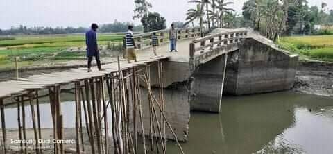 সেতুতো নয় যেন মরন-ফাঁদ, প্রতিদিন পাড়ি দেয় হাজারো মানুষ !!