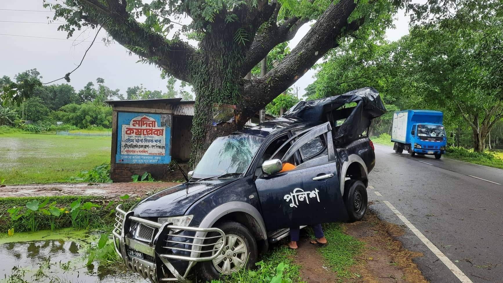 আসামি সহ পুলিশের গাড়ি নিয়ন্ত্রণ হারিয়ে খাদে;  নিহত-১