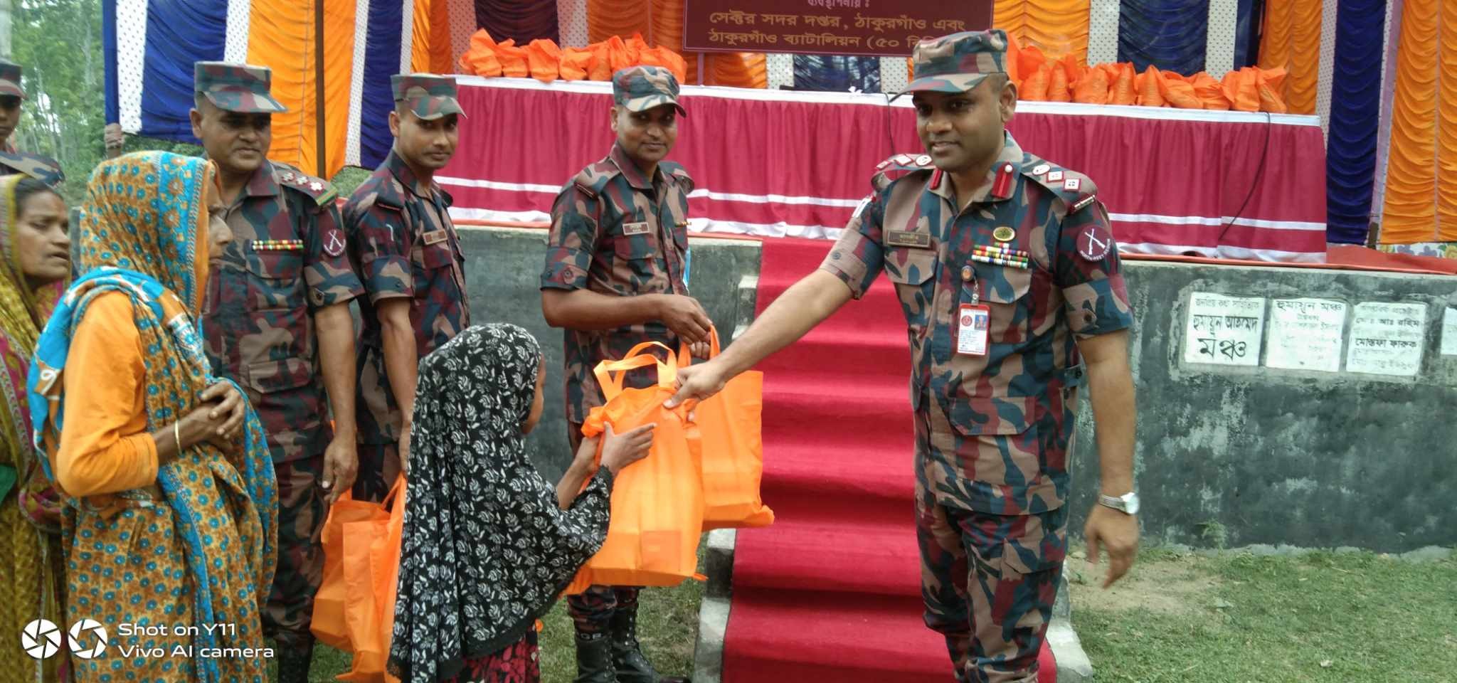 ঠাকুরগাঁওয়ে ইফতার সামগ্রী ও রাতের খাবার বিতরণ করেন বিজিবি