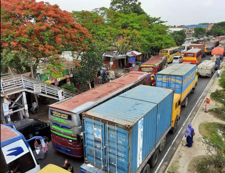 কুমিল্লায় ১০ কিলোমিটার পর্যন্ত দীর্ঘ যানজট